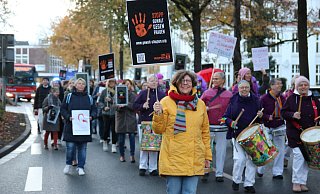 Christine Garberding von der Frauenberatungsstelle Herford führt die Demo zum Tag gegen Gewalt gegen Frauen an. - Annika Könntgen Christine Garberding von der Frauenberatungsstelle Herford führt die Demo zum Tag gegen Gewalt gegen Frauen an. - Annika Könntgen