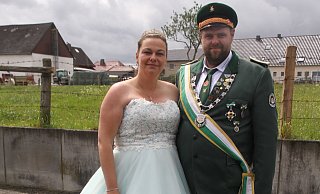 Sandra und Rüdiger Pickhard stehen als Köningspaar im Mittelpunkt. - Johannes Büttner Sandra und Rüdiger Pickhard stehen als Köningspaar im Mittelpunkt. - Johannes Büttner