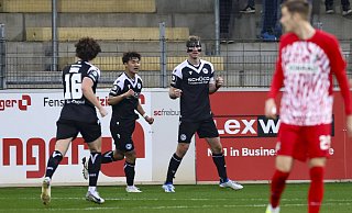 Mael Corboz, Kaito Mizuta und Torschütze Fabian Klos (v.l.) bejubeln das 1:0 für Arminia Bielefeld gegen den SC Freiburg II. - Imago Images Mael Corboz, Kaito Mizuta und Torschütze Fabian Klos (v.l.) bejubeln das 1:0 für Arminia Bielefeld gegen den SC Freiburg II. - Imago Images