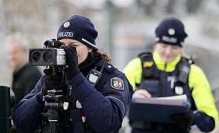 Geschwindigkeitskontrollen werden von der Polizei künftig nicht mehr vorab angekündigt. - IMAGO/Panama Pictures Geschwindigkeitskontrollen werden von der Polizei künftig nicht mehr vorab angekündigt. - IMAGO/Panama Pictures