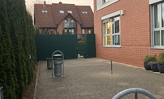 Der Außenbereich der geschlossenen Abteilung. Der 40-Jährige, der nun vor Gericht steht, stieg hier über den Zaun. - Jobst Lüdeking Der Außenbereich der geschlossenen Abteilung. Der 40-Jährige, der nun vor Gericht steht, stieg hier über den Zaun. - Jobst Lüdeking