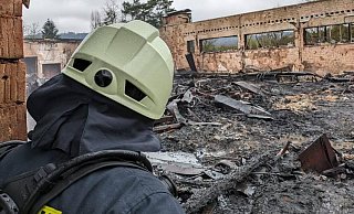 Nur noch die Außenwände dieses Teils der Lagerhalle stehen. - Feuerwehr Willebadessen Nur noch die Außenwände dieses Teils der Lagerhalle stehen. - Feuerwehr Willebadessen