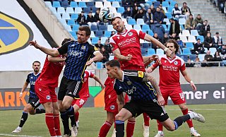 Manuel Wintzheimer (beim Kopfball) bildete im 4:2:3:1-System der Arminia die einzige richtige Spitze. - IMAGO/Fussball-News Saarland Manuel Wintzheimer (beim Kopfball) bildete im 4:2:3:1-System der Arminia die einzige richtige Spitze. - IMAGO/Fussball-News Saarland