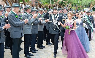 Das Schützenkönigspaar André Scherlich und Nicole Jelen schreitet, gefolgt vom Bierkönigspaar Simon Maske und Kerstin Fischer auf dem Rathausplatz die Schützenreihen ab. Die Throndamen folgen ihnen. - Karin Prignitz Das Schützenkönigspaar André Scherlich und Nicole Jelen schreitet, gefolgt vom Bierkönigspaar Simon Maske und Kerstin Fischer auf dem Rathausplatz die Schützenreihen ab. Die Throndamen folgen ihnen. - Karin Prignitz