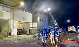Bei einem Holz und Kunststoff verarbeitenden Betrieb im Bürener Gewerbegebiet West kommt es am es Dienstmorgen zu einem Brand in einem Spänebunker. - Ralph Meyer Bei einem Holz und Kunststoff verarbeitenden Betrieb im Bürener Gewerbegebiet West kommt es am es Dienstmorgen zu einem Brand in einem Spänebunker. - Ralph Meyer
