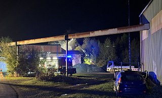 Anwohner waren auf eine massive Rauchsäule aufmerksam geworden und hatten deshalb den Notruf gewählt. - Feuerwehr Höxter Anwohner waren auf eine massive Rauchsäule aufmerksam geworden und hatten deshalb den Notruf gewählt. - Feuerwehr Höxter