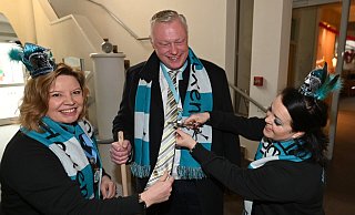 Die Krawatte muss ab. Simone Kube (links) und Diana Freytag erobern mit der Schere den Höxteraner Bürgermeister Daniel Hartmann. - Thomas Kube Die Krawatte muss ab. Simone Kube (links) und Diana Freytag erobern mit der Schere den Höxteraner Bürgermeister Daniel Hartmann. - Thomas Kube