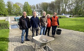 Insgesamt rund 40 Helfer starteten jetzt damit, das Freibad in Elverdissen auf Vordermann zu bringen. V.l.: Werner Zurheide, Stefan und Andrea Lambrach, Karin Fleer und Elke Busch. - Natalie Gottwald Insgesamt rund 40 Helfer starteten jetzt damit, das Freibad in Elverdissen auf Vordermann zu bringen. V.l.: Werner Zurheide, Stefan und Andrea Lambrach, Karin Fleer und Elke Busch. - Natalie Gottwald