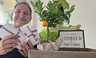 Giacomo Pizzo aus Werther mit einigen Briefen und Präsenten seiner Schüler, die er zum Abschied bekommen hat. - Privat Giacomo Pizzo aus Werther mit einigen Briefen und Präsenten seiner Schüler, die er zum Abschied bekommen hat. - Privat