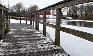 Vor allem bei Frost ist der Steg sehr rutschig. Ein Kleinkind könnte durchaus durch die untere Lücke flutschen. - Meiko Haselhorst Vor allem bei Frost ist der Steg sehr rutschig. Ein Kleinkind könnte durchaus durch die untere Lücke flutschen. - Meiko Haselhorst