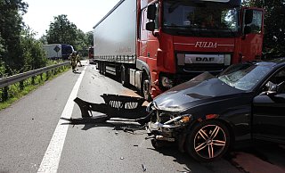 Der Lkw hatte noch versucht, die Kollision zu vermeiden, schob den BMW dann doch mehr als 50 Meter vor sich her. - Dieter Scholz Der Lkw hatte noch versucht, die Kollision zu vermeiden, schob den BMW dann doch mehr als 50 Meter vor sich her. - Dieter Scholz