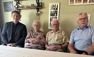 Bürgermeister Nicolas Aisch, Ehepaar Brenke und Ortsvorsteher Hubertus Becker. - Stadt Borgentreich Bürgermeister Nicolas Aisch, Ehepaar Brenke und Ortsvorsteher Hubertus Becker. - Stadt Borgentreich