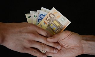 Der ehrliche Finder hat das Geld an den Besitzer zurückgegeben. - dpa/Franziska Kraufmann Der ehrliche Finder hat das Geld an den Besitzer zurückgegeben. - dpa/Franziska Kraufmann