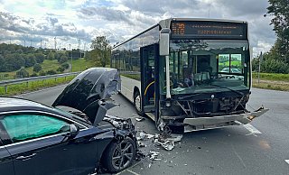 Beim Zusammenstoß eines abbiegenden Linienbusses mit einem Audi S3 wurde die Audi-Fahrerin schwer verletzt. - Ralph Meyer Beim Zusammenstoß eines abbiegenden Linienbusses mit einem Audi S3 wurde die Audi-Fahrerin schwer verletzt. - Ralph Meyer