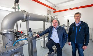 Der Technische Leiter Michael Bernemann (l.) und Wassermeister Andreas Benstein zeigen die Technik in einem Brunnengebäude der Wasserwerke. - Niklas Tüns (Archivbild) Der Technische Leiter Michael Bernemann (l.) und Wassermeister Andreas Benstein zeigen die Technik in einem Brunnengebäude der Wasserwerke. - Niklas Tüns (Archivbild)