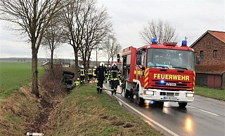 Erheblich beschädigt: Der Opel blieb im Straßengraben stecken. - Polizei Höxter Erheblich beschädigt: Der Opel blieb im Straßengraben stecken. - Polizei Höxter