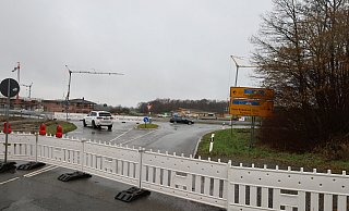 Die Verbindung zwischen Rietberger Straße (vorne) und Bundesstraße 64 ist jetzt gesperrt, da auf der Rietberger Straße der Bau des Kreisverkehrs beginnt, der das Baugebiet Lerchenweg anbinden soll. Foto: Regina Brucksch - Regina Brucksch Die Verbindung zwischen Rietberger Straße (vorne) und Bundesstraße 64 ist jetzt gesperrt, da auf der Rietberger Straße der Bau des Kreisverkehrs beginnt, der das Baugebiet Lerchenweg anbinden soll. Foto: Regina Brucksch - Regina Brucksch