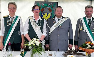 Melanie Chiomento konnte sich von Prinzgemahl Stefan Warnecke und den frischgebackenen Adjudanten Dennis Jablonowski und Conny Martens feiern lassen. - Privat Melanie Chiomento konnte sich von Prinzgemahl Stefan Warnecke und den frischgebackenen Adjudanten Dennis Jablonowski und Conny Martens feiern lassen. - Privat