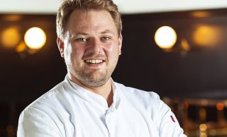Richard Reichelt bringt eine moderne frische Küche ins Berliner Traditionslokal Lutter & Wegner, das er in „1811“ umbenannt hat. - PUTNOKI.PHOTO Richard Reichelt bringt eine moderne frische Küche ins Berliner Traditionslokal Lutter & Wegner, das er in „1811“ umbenannt hat. - PUTNOKI.PHOTO