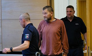 Der Angeklagte soll eine Hauptarterie und eine Vene verletzt sowie den Nerv im Arm des Opfers voll durchtrennt haben. - Andreas Zobe Der Angeklagte soll eine Hauptarterie und eine Vene verletzt sowie den Nerv im Arm des Opfers voll durchtrennt haben. - Andreas Zobe