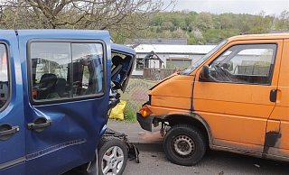 Der VW Transporter fuhr auf den am Fahrbahnrand geparkten Fiat auf. - Polizei Der VW Transporter fuhr auf den am Fahrbahnrand geparkten Fiat auf. - Polizei