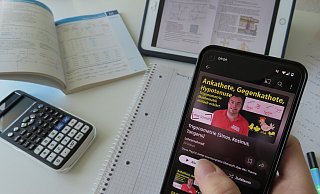 Bei Schülerinnen und Schülern ist das Handy ein beliebter Lernhelfer. Kurze Videos erklären Schritt für Schritte die Lösung von Mathe-Aufgaben. - Markus Freckmann Bei Schülerinnen und Schülern ist das Handy ein beliebter Lernhelfer. Kurze Videos erklären Schritt für Schritte die Lösung von Mathe-Aufgaben. - Markus Freckmann