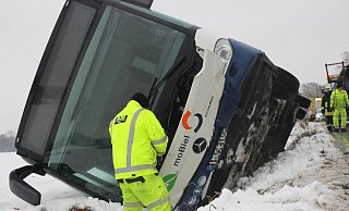 Der Bus der Firma Mobiel kam morgens von der Straße ab. - Jan-Henrik Gerdener Der Bus der Firma Mobiel kam morgens von der Straße ab. - Jan-Henrik Gerdener