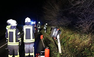 Der Wagen liegt im Straßengraben. Die Feuerwehr hat sich um die Insassen gekümmert. - Claus Frickemeier Der Wagen liegt im Straßengraben. Die Feuerwehr hat sich um die Insassen gekümmert. - Claus Frickemeier