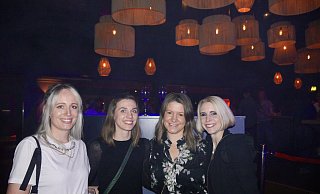 Endlich mal wieder feiern: Darüber freuen sich die Freundinnen Sarah (v. l.), Kathrin, Isabell und Katharina. - Jule Barmwater Endlich mal wieder feiern: Darüber freuen sich die Freundinnen Sarah (v. l.), Kathrin, Isabell und Katharina. - Jule Barmwater