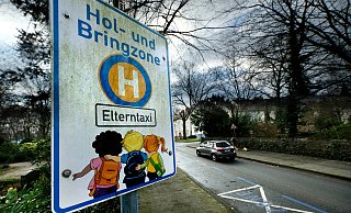 Mütter und Vater sollen (wie hier in Gütersloh) durch den Erlass dazu bewegt werden, ihr Elterntaxi am besten gleich ganz stehen zu lassen. - Andreas Frücht Mütter und Vater sollen (wie hier in Gütersloh) durch den Erlass dazu bewegt werden, ihr Elterntaxi am besten gleich ganz stehen zu lassen. - Andreas Frücht