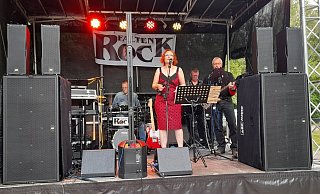 Musik gab's auch: Auf der Bühne sorgt am Freitagabend die Hamelner Band Faltenrock für musikalische Unterhaltung. - Gabriele Freimuth Musik gab's auch: Auf der Bühne sorgt am Freitagabend die Hamelner Band Faltenrock für musikalische Unterhaltung. - Gabriele Freimuth
