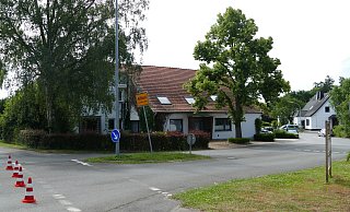 Mit rot-weißen Pelonen hatte die Polizei die Unfallstelle am Bruchweg weiträumig abgesperrt. - Klaus Frensing Mit rot-weißen Pelonen hatte die Polizei die Unfallstelle am Bruchweg weiträumig abgesperrt. - Klaus Frensing