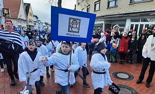 Der Kinderzug in Steinheim ist der erste an diesem Rosenmontag im Kreis Höxter. Circa 300 Teilnehmerinnen und Teilnehmer sind dabei. - David Schellenberg Der Kinderzug in Steinheim ist der erste an diesem Rosenmontag im Kreis Höxter. Circa 300 Teilnehmerinnen und Teilnehmer sind dabei. - David Schellenberg