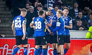 Die Mitspieler beglückwünschen Fabian Klos zum 2:0-Treffer. - Sarah Jonek Fotografie Die Mitspieler beglückwünschen Fabian Klos zum 2:0-Treffer. - Sarah Jonek Fotografie