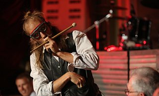 Der Schweizer Musiker Simon Huggler ist die Stimmungskanone der Show. Im zweiten Teil von "Changes" entdeckt er im Publikum stimmliche Talente. - Elke Niedringhaus-Haasper Der Schweizer Musiker Simon Huggler ist die Stimmungskanone der Show. Im zweiten Teil von "Changes" entdeckt er im Publikum stimmliche Talente. - Elke Niedringhaus-Haasper