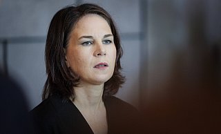 Außenministerin Annalena Baerbock steht in der Kritik: Die UN-Vollversammlung in New York hatte am Freitag mit großer Mehrheit eine "sofortige humanitäre Waffenruhe" im Gazastreifen gefordert. Während Frankreich für die Resolution stimmte, enthielten sich Deutschland, Italien und Großbritannien der Stimme. - IMAGO/photothek Außenministerin Annalena Baerbock steht in der Kritik: Die UN-Vollversammlung in New York hatte am Freitag mit großer Mehrheit eine "sofortige humanitäre Waffenruhe" im Gazastreifen gefordert. Während Frankreich für die Resolution stimmte, enthielten sich Deutschland, Italien und Großbritannien der Stimme. - IMAGO/photothek