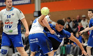 Mit aller Macht stemmt sich Jöllenbecks Michel Steffen dem Isselhorster Kevin Thormann (am Ball) entgegen. - Markus Nieländer Mit aller Macht stemmt sich Jöllenbecks Michel Steffen dem Isselhorster Kevin Thormann (am Ball) entgegen. - Markus Nieländer