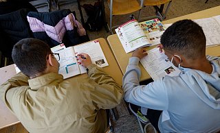 Ein aus der Ukraine geflohener Schüler (l.) arbeitet in einer Schule in Bergisch Gladbach in einer Deutsch-Fördergruppe. - Henning Kaiser Ein aus der Ukraine geflohener Schüler (l.) arbeitet in einer Schule in Bergisch Gladbach in einer Deutsch-Fördergruppe. - Henning Kaiser