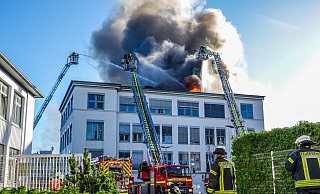 In Schildesche steht das Verlagsgebäude des Westfalen-Blattes in Flammen. - Paul Brinkmann In Schildesche steht das Verlagsgebäude des Westfalen-Blattes in Flammen. - Paul Brinkmann