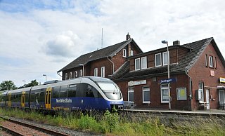 Tagsüber hält hier der Haller Willem. In der Nacht zu Montag eilten plötzlich Mordermittler zum Tatort am Bahnhof Steinhagen. - Frank Jasper Tagsüber hält hier der Haller Willem. In der Nacht zu Montag eilten plötzlich Mordermittler zum Tatort am Bahnhof Steinhagen. - Frank Jasper