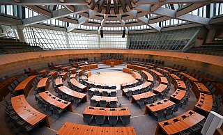 Wegen andauernder Krisen mit unwägbaren wirtschaftlichen Folgen hat die schwarz-grüne Landesregierung nur einen vorläufigen Haushaltsentwurf vorgelegt. - Federico Gambarini Wegen andauernder Krisen mit unwägbaren wirtschaftlichen Folgen hat die schwarz-grüne Landesregierung nur einen vorläufigen Haushaltsentwurf vorgelegt. - Federico Gambarini