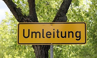 Weil ein Bahnübergang gesperrt ist, muss der Verkehr umgeleitet werden. - Symbolfoto: Pixabay Weil ein Bahnübergang gesperrt ist, muss der Verkehr umgeleitet werden. - Symbolfoto: Pixabay