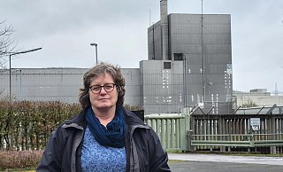 Über das Aus der Atomkraft in Deutschland kann sich Norika Creuzmann zwar freuen – aber das Kapitel ist längst noch nicht beendet: Anstelle des einstigen AKW in Würgassen soll ein Entsorgungszentrum für Atommüll entstehen, das so groß wie drei Fußballstadien sein soll. - Lüke / Grüne Fraktion Über das Aus der Atomkraft in Deutschland kann sich Norika Creuzmann zwar freuen – aber das Kapitel ist längst noch nicht beendet: Anstelle des einstigen AKW in Würgassen soll ein Entsorgungszentrum für Atommüll entstehen, das so groß wie drei Fußballstadien sein soll. - Lüke / Grüne Fraktion