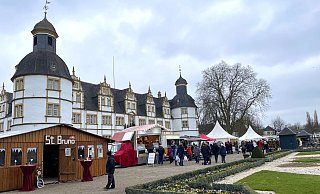 Der traditionelle Weihnachtsmarkt in Schloß Neuhaus findet vor malerischer Kulisse statt. - Lea Sasse Der traditionelle Weihnachtsmarkt in Schloß Neuhaus findet vor malerischer Kulisse statt. - Lea Sasse