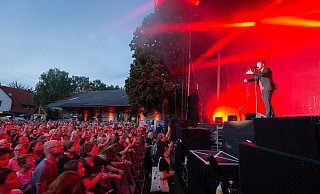 Die Open-Air-Konzerte an der Dreckburg kommen beim Publikum gut an - wie Nico Santos im Sommer 2023. - Niklas Tüns Die Open-Air-Konzerte an der Dreckburg kommen beim Publikum gut an - wie Nico Santos im Sommer 2023. - Niklas Tüns