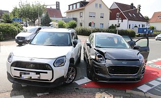 Bei dem Verkehrsunfall im Kreuzungsbereich Ahmser Str./Kirschengarten/Gaußstraße wurde ein 21-Jähriger verletzt. - Claus Frickemeier Bei dem Verkehrsunfall im Kreuzungsbereich Ahmser Str./Kirschengarten/Gaußstraße wurde ein 21-Jähriger verletzt. - Claus Frickemeier