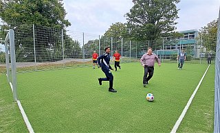 Spielten schwungvoll auf: David McCurry, Vorsitzender der Elternpflegschaft, und Bürgermeister Johannes Schlütz, im FC-Nieheim-Dress, gemeinsam mit vier talentierten Kickern der Schule. - Madita Schellenberg Spielten schwungvoll auf: David McCurry, Vorsitzender der Elternpflegschaft, und Bürgermeister Johannes Schlütz, im FC-Nieheim-Dress, gemeinsam mit vier talentierten Kickern der Schule. - Madita Schellenberg