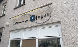 Die Reste des Fensterglases wurden mittlerweile entfernt und das Schaufenster gesichert. - Ralf T. Mischer Die Reste des Fensterglases wurden mittlerweile entfernt und das Schaufenster gesichert. - Ralf T. Mischer
