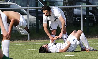 Fußball-Landesliga: SV Eidinghausen-Werste - TuS Dornberg 1:2. Nach dem Abpfiff: Panagiotis Galatas tröstet den am Boden liegenden Mikail Colak, der mit einem kuriosen Eigentor die Heimniederlage besiegelte. - Egon Bieber Fußball-Landesliga: SV Eidinghausen-Werste - TuS Dornberg 1:2. Nach dem Abpfiff: Panagiotis Galatas tröstet den am Boden liegenden Mikail Colak, der mit einem kuriosen Eigentor die Heimniederlage besiegelte. - Egon Bieber