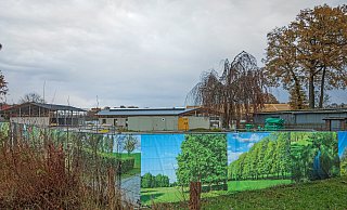 Hinter dem bunten Bauzaun mit Naturbildern schlummert die Baustelle der geplanten SL Riding Ranch. Ob der generelle Baustopp bestehen bleibt oder aufgehoben wird, darüber entscheiden die Richter am Verwaltungsgericht Minden. - Sarah Jonek Hinter dem bunten Bauzaun mit Naturbildern schlummert die Baustelle der geplanten SL Riding Ranch. Ob der generelle Baustopp bestehen bleibt oder aufgehoben wird, darüber entscheiden die Richter am Verwaltungsgericht Minden. - Sarah Jonek